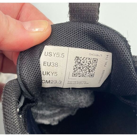 ON Cloud Sneakers Boys Youth Size US 5.5 Navy/Midnight EU 38 Swiss Engineering - Picture 10 of 13